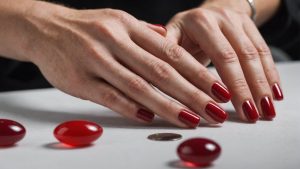 Pourquoi dit-on "payer rubis sur l'ongle" ? Les origines et les mystères d'une expression française populaire